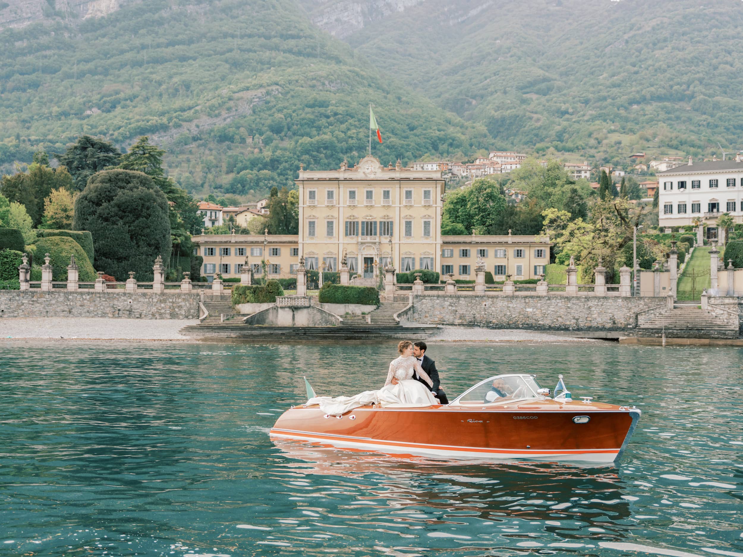 lake como bride and groom boat